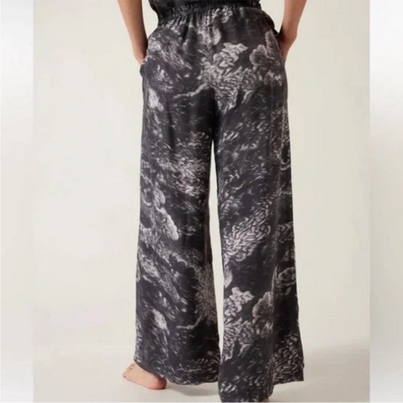 New-Athleta-M-black&white-cloud print-calm, cool, wide leg, lounge pajama pant. - Picture 3 of 14